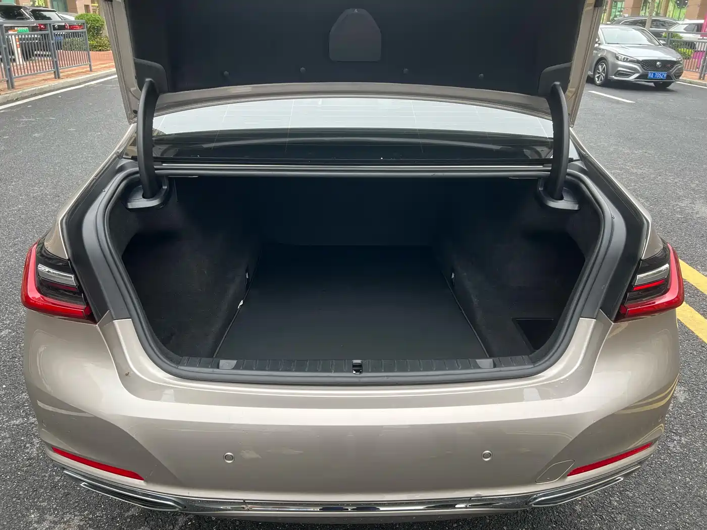BMW 7 Series 2021 Model 740Li Leading Luxury Package фото 17