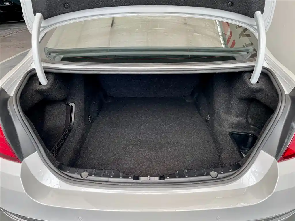 BMW 5 Series 2014 525Li Luxury Design Package фото 16