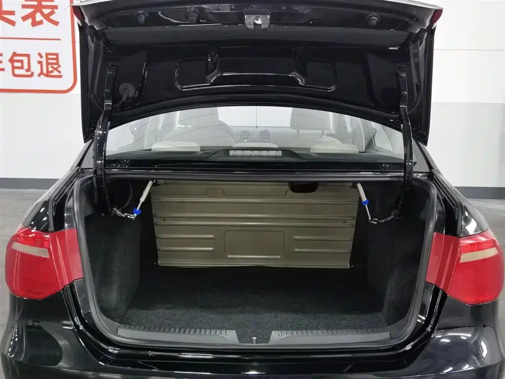 Volkswagen Jetta 2013 1.6L Automatic Comfort фото 16