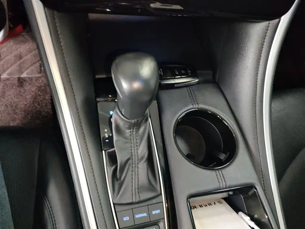 Toyota Avalon 2022 Hybrid 2.5L Luxury Edition фото 14