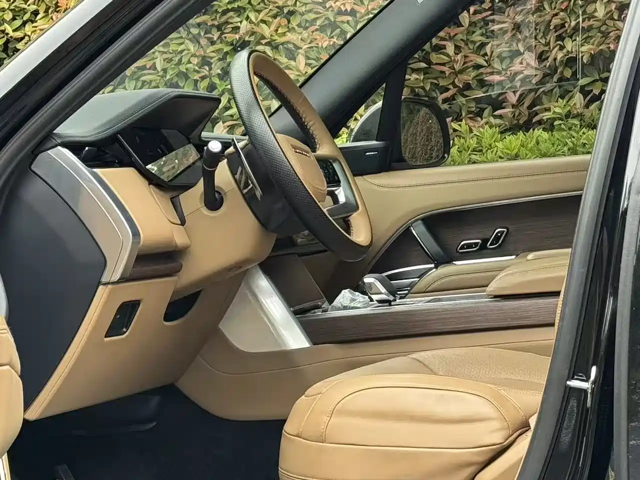 Land Rover Range Rover 2024 3.0 L6 400PS Golden Age Extended 7-Seater фото 6