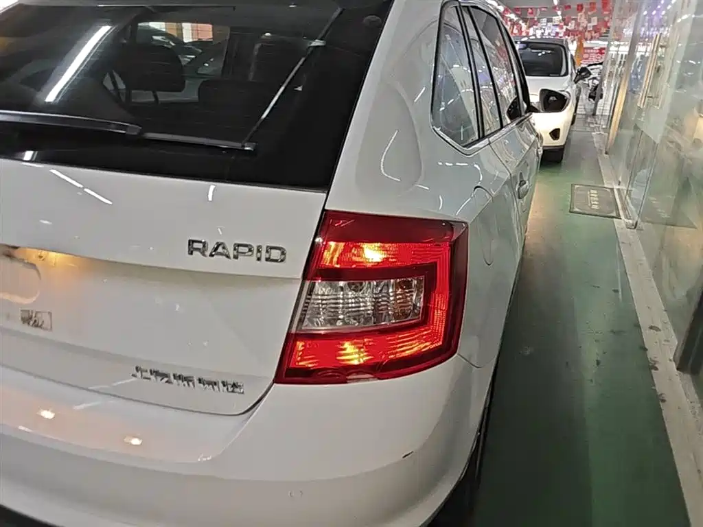Škoda Skoda Rapid Spaceback 2016 Facelift 1.6L Automatic Innovation Edition фото 8