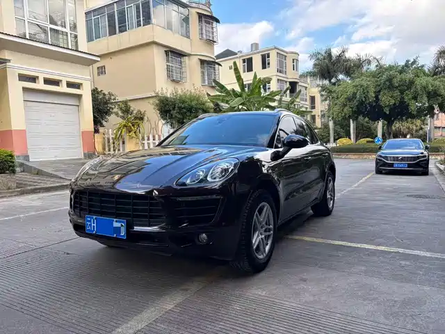 PORSCHE MACAN