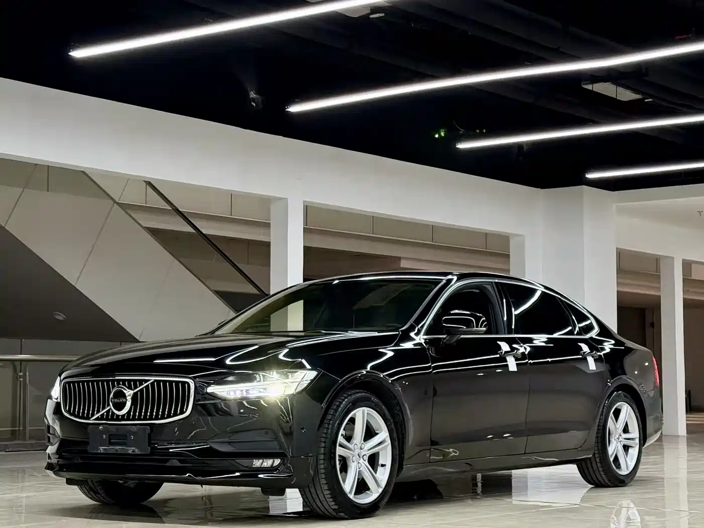 Фото 1 - Volvo S90