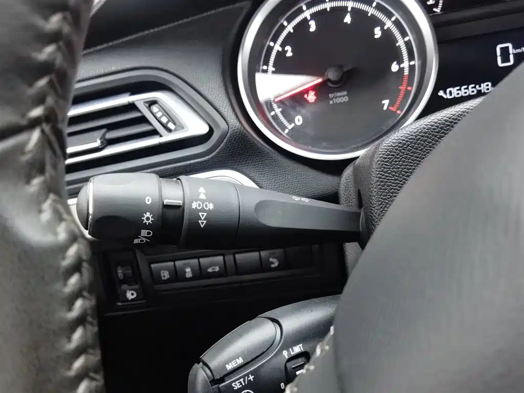 Peugeot 408 2014 1.8L Automatic Luxury Edition фото 21