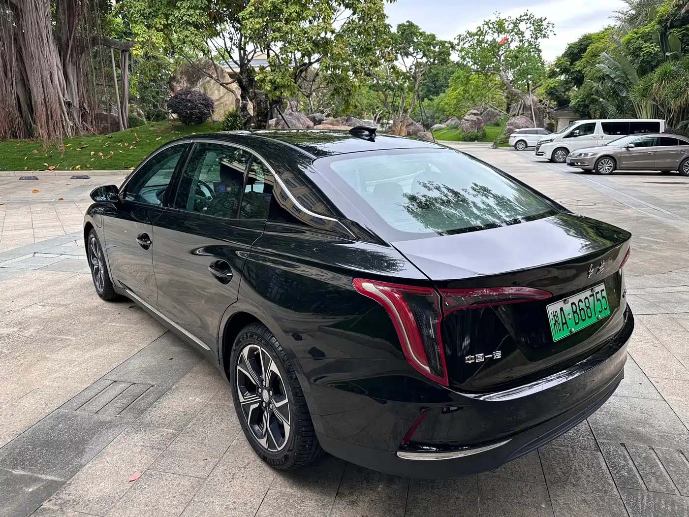 Hongqi E-QM5 2022 431km Charging Enjoyment Edition фото 4