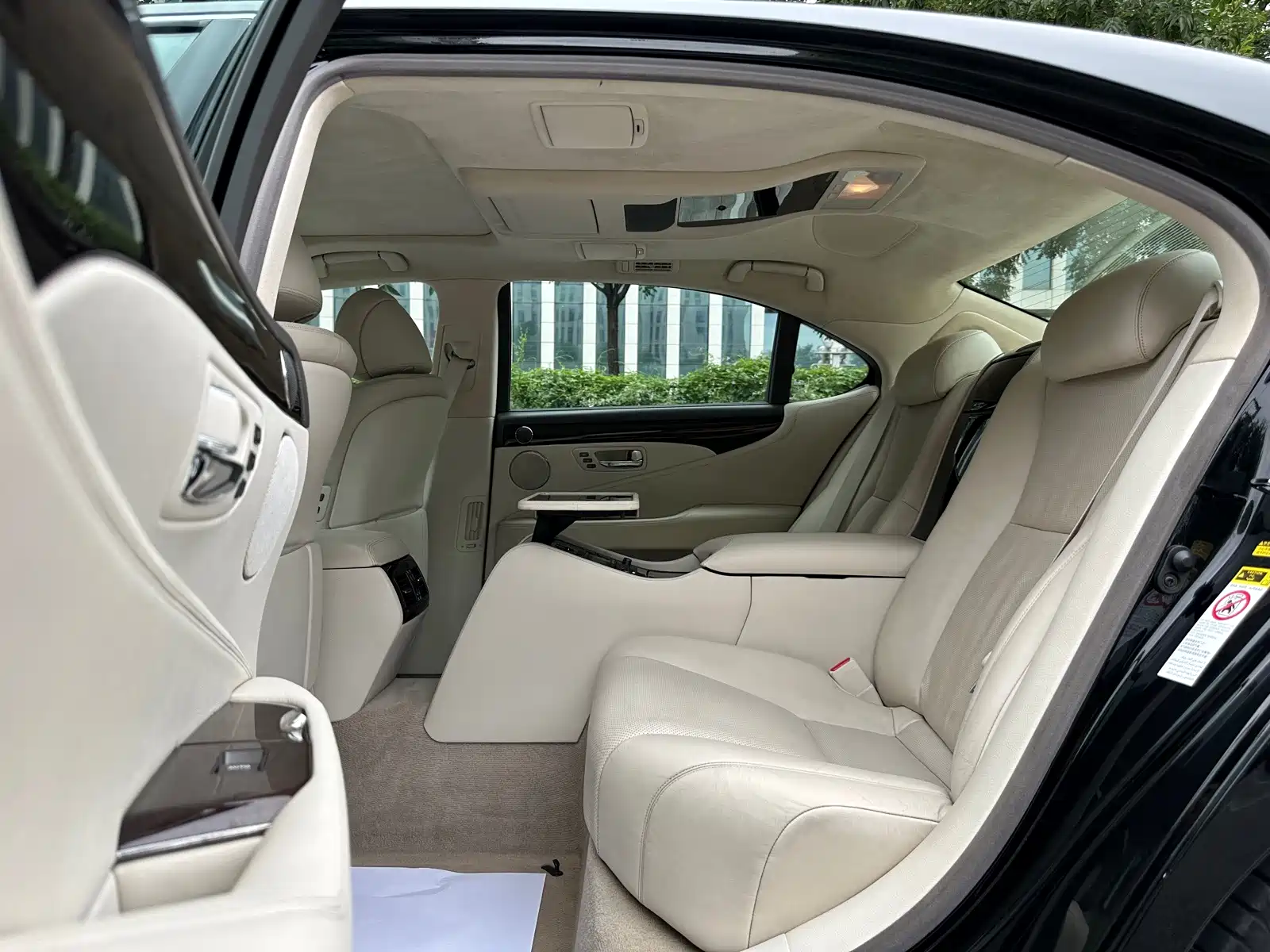 Фото 11 - Lexus LS