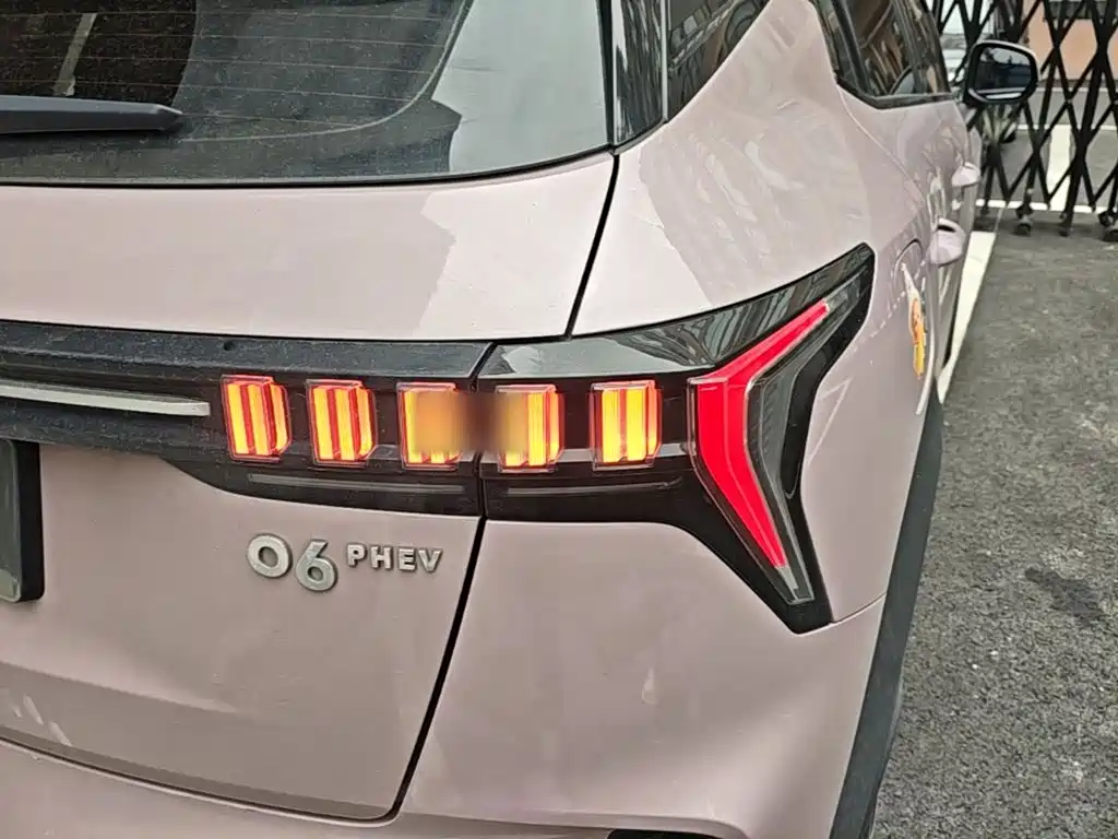 Lynk & Co 06 EM-P 2022 2022 PHEV Shero Pink Special Edition