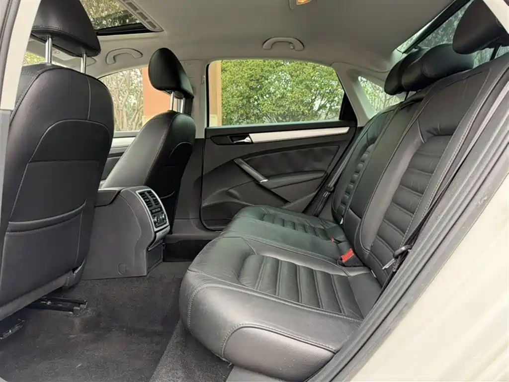 Volkswagen Passat 2014 1.8TSI DSG Executive Edition фото 12
