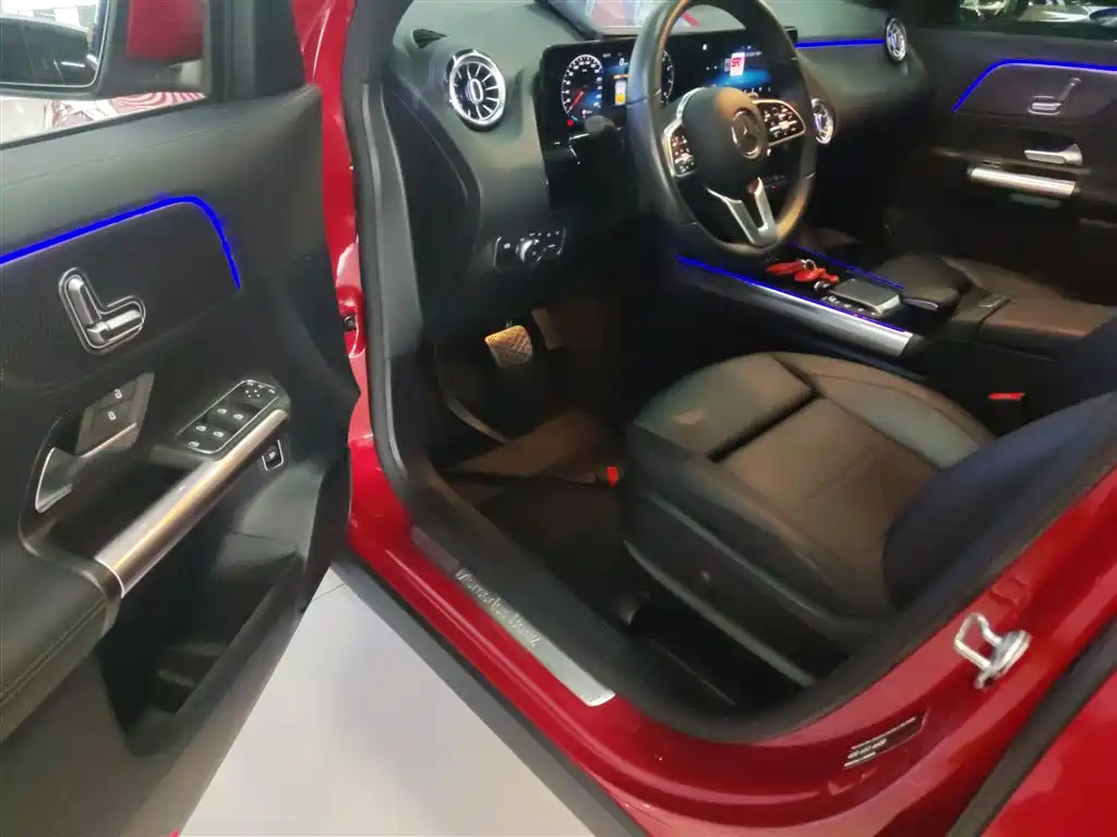 MERCEDES-BENZ GLA