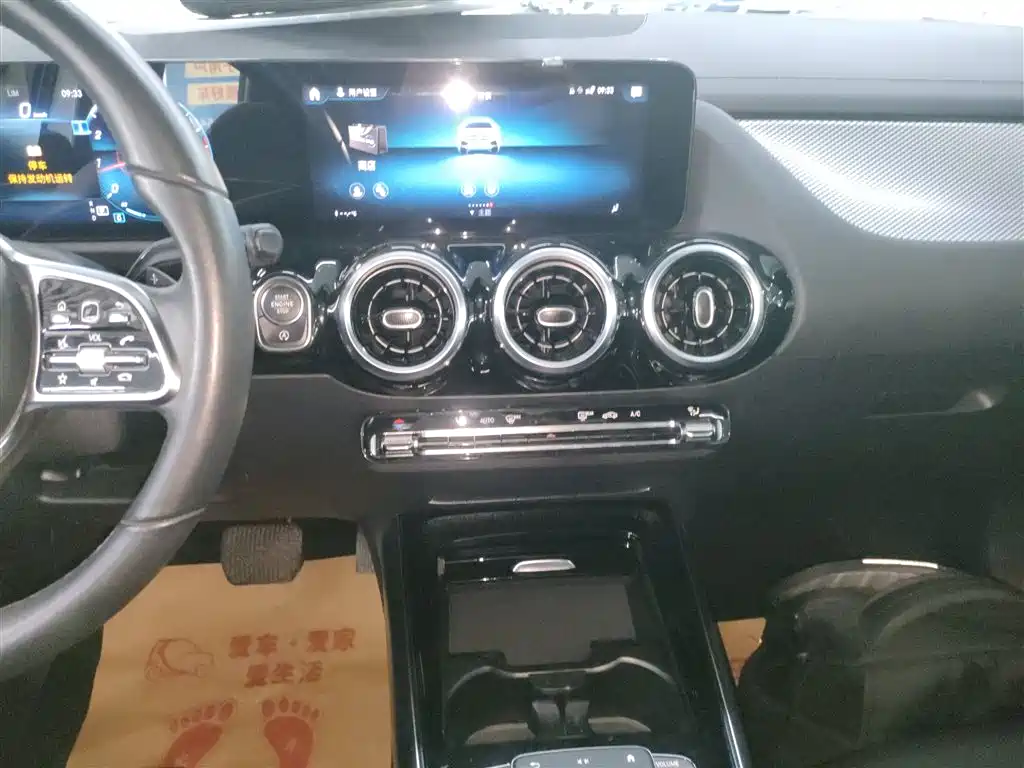 MERCEDES-BENZ GLA