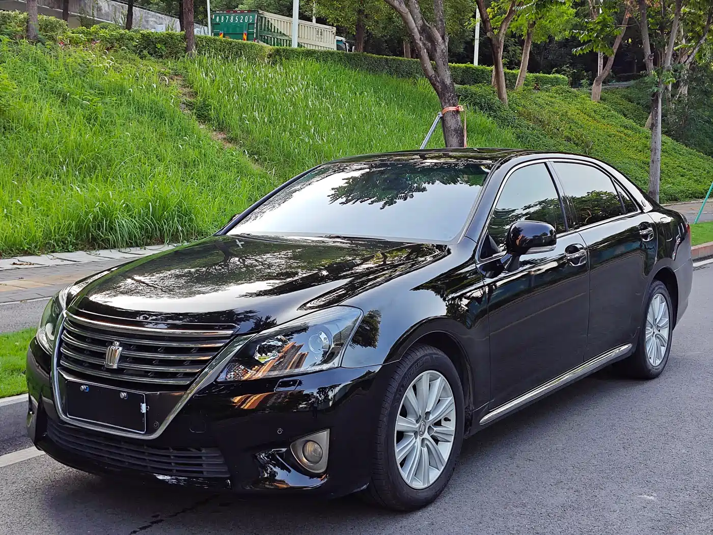Toyota Crown 2012 2.5L Royal Leather Edition фото 2
