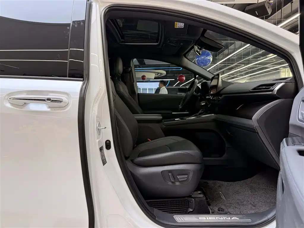 Toyota Sienna 2023 2.5L Hybrid Premium Edition фото 9