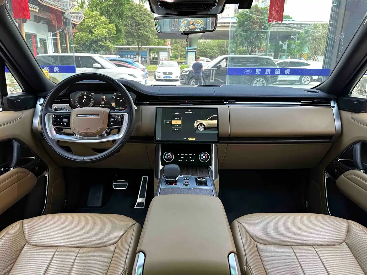 Land Rover Range Rover 2023 3.0 L6 360PS Golden Age Edition фото 5