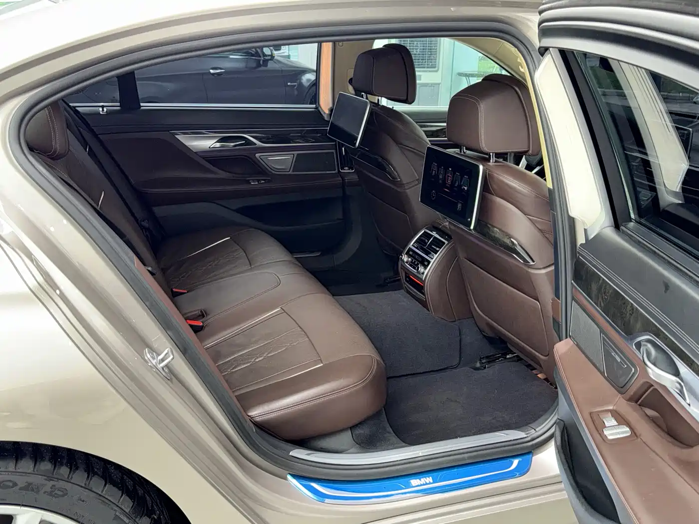 BMW 7 Series 2016 740Li Leading Edition фото 10