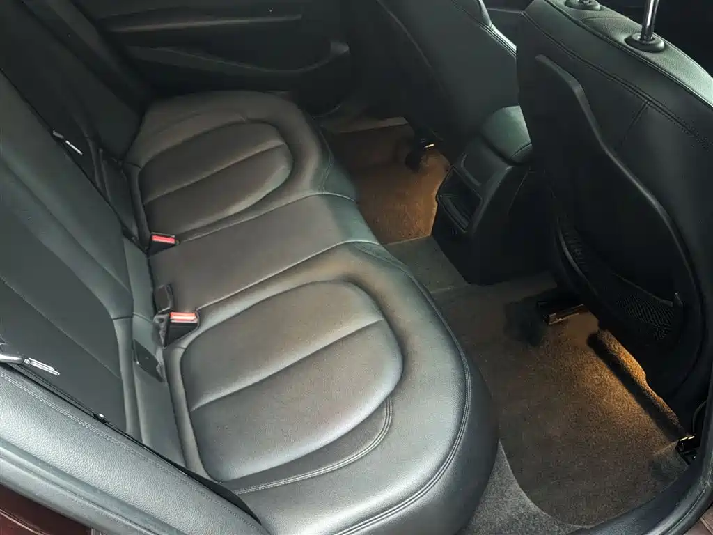 BMW 1 Series 2018 118i Sport Edition фото 20