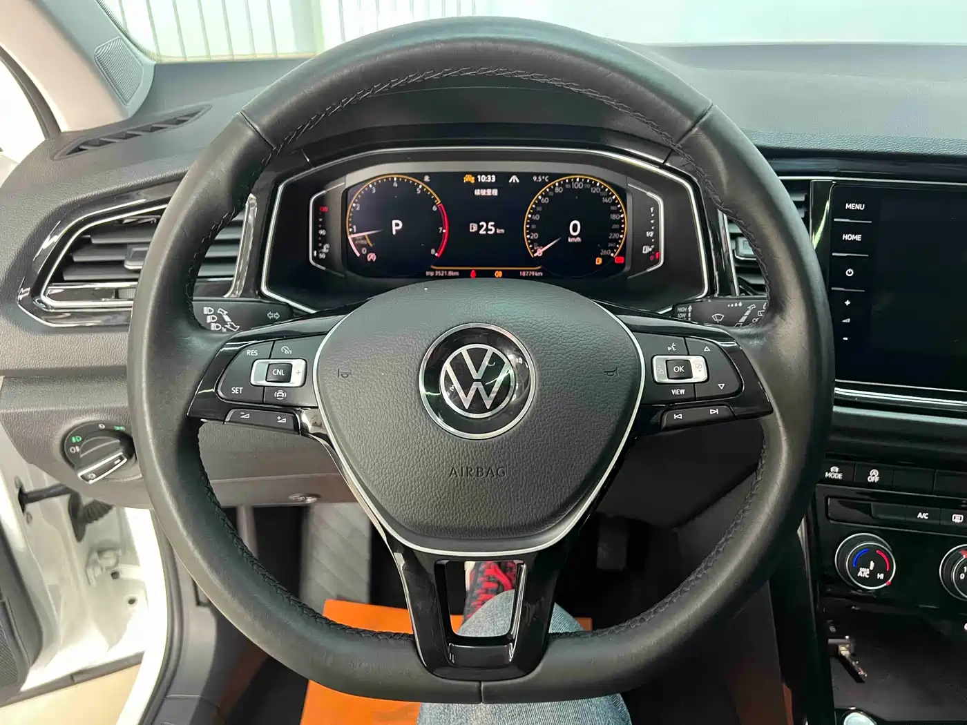 VOLKSWAGEN T-ROC EXPLORING SONGS