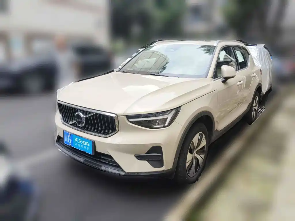 2025 Volvo XC40