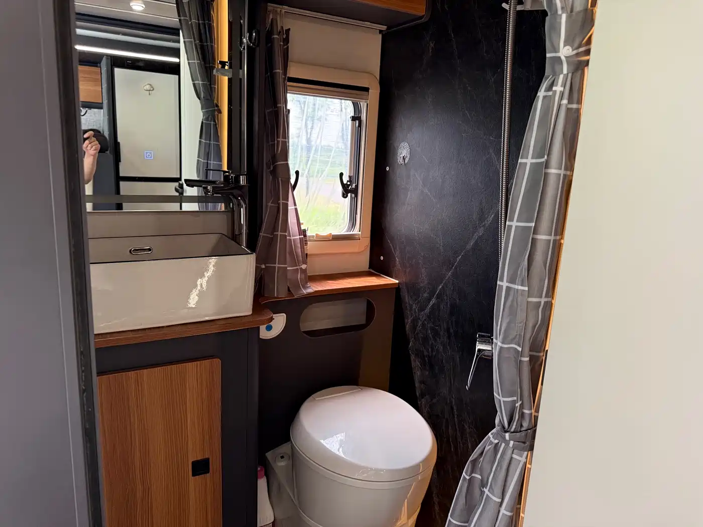 Iveco Daily 2022 2021 2.0T Manual Premium Commercial Passenger Vehicle Long Wheelbase Short Suspension Low Roof Sliding Door F1A
