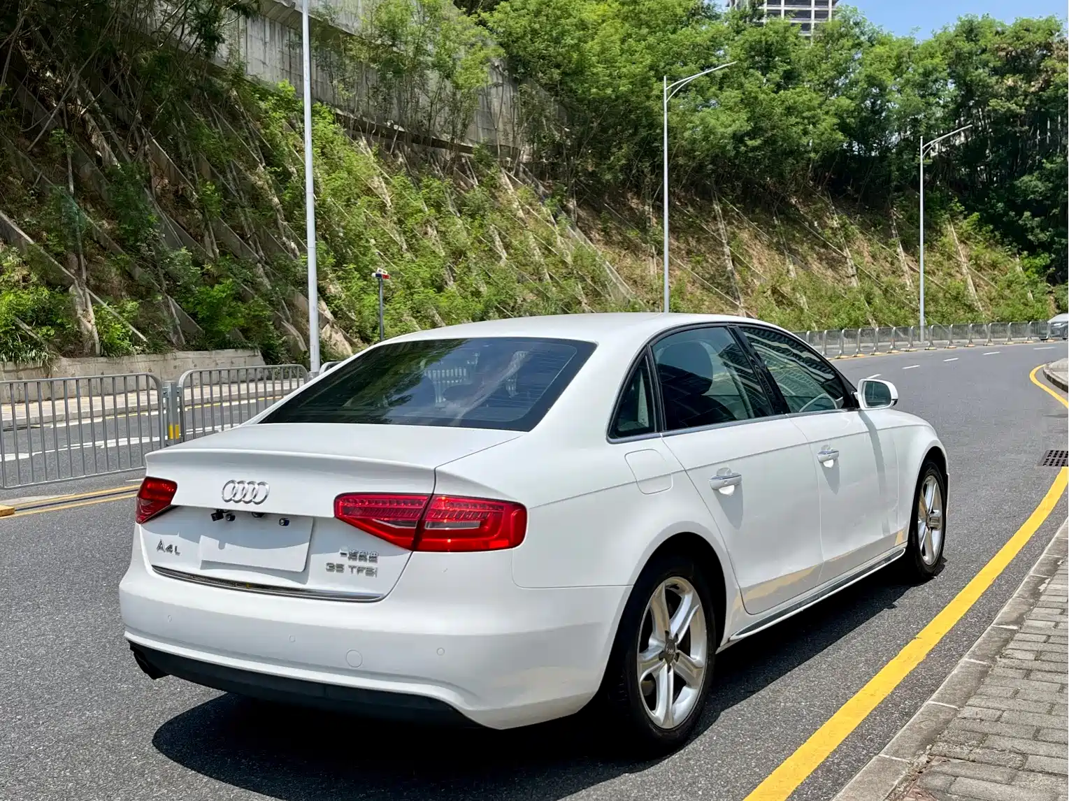 Фото 11 - Audi A4L