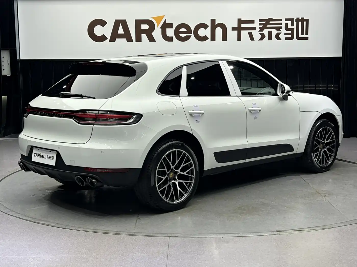 PORSCHE MACAN