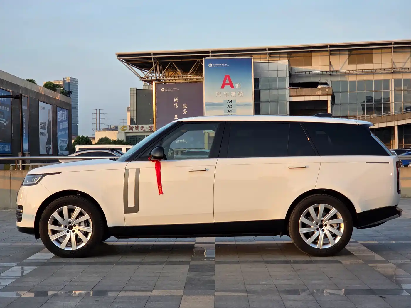 Land Rover Range Rover 2025 3.0 L6 400PS Flourishing Era Extended Wheelbase фото 3