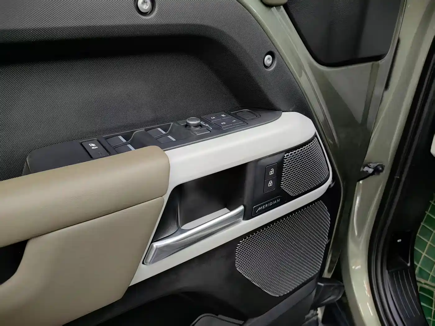 Land Rover Defender 2021 110 P400 Dark Special Edition фото 8