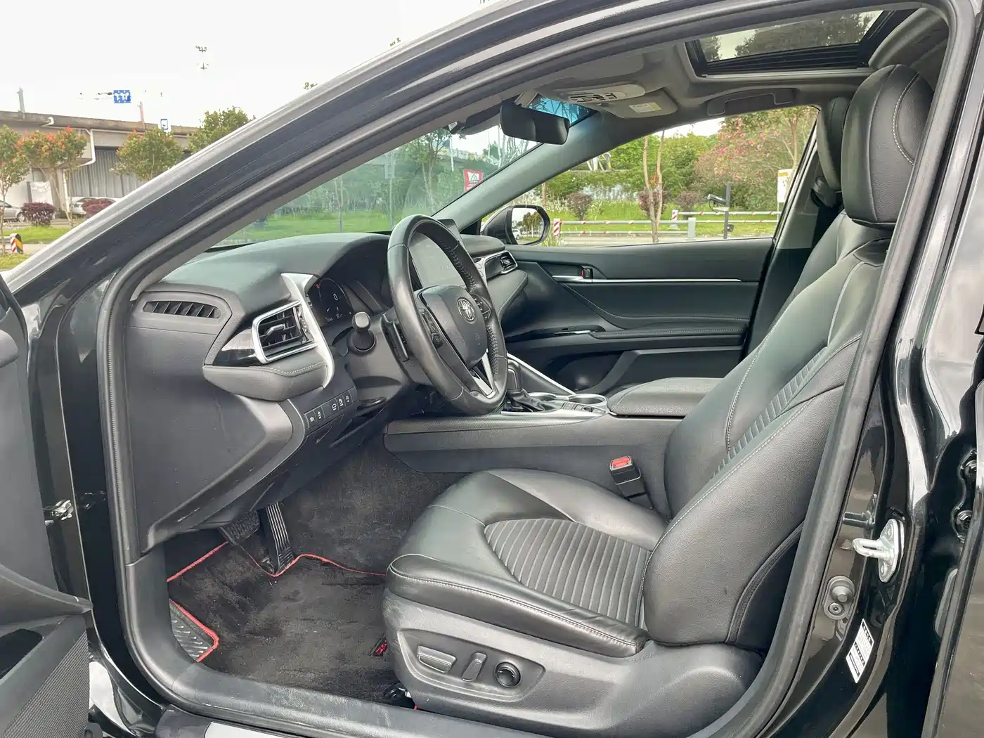 Photo 10 - Toyota Camry