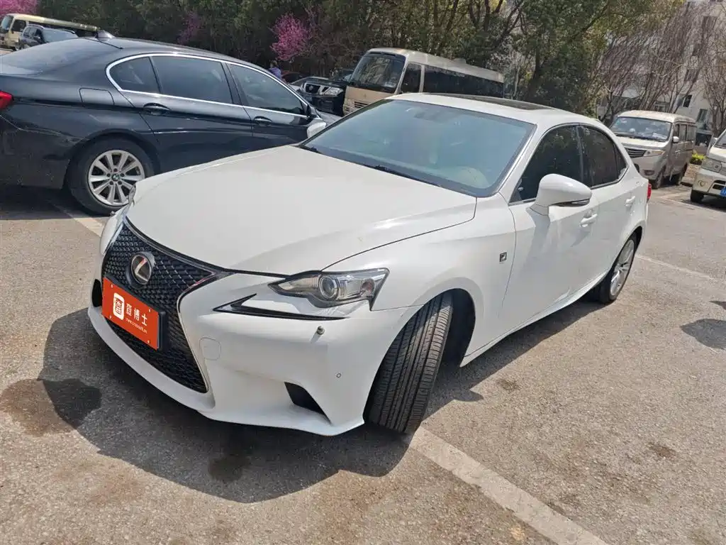 LEXUS IS