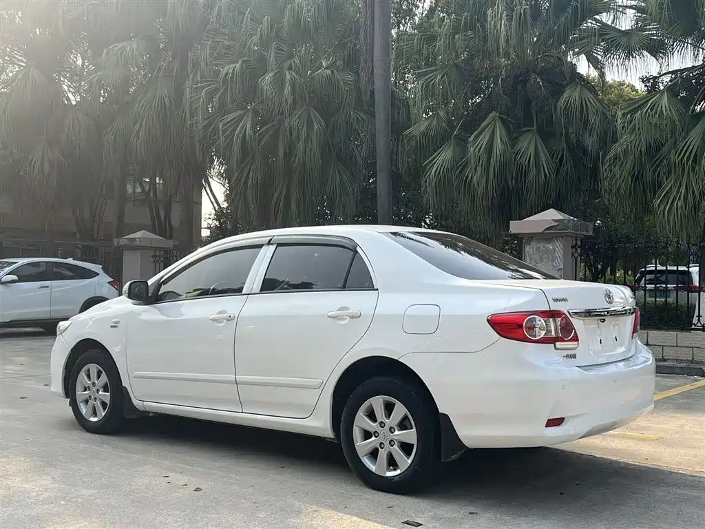 Toyota Corolla 2013 Special Edition 1.6L Auto Ultimate Cool GL фото 9