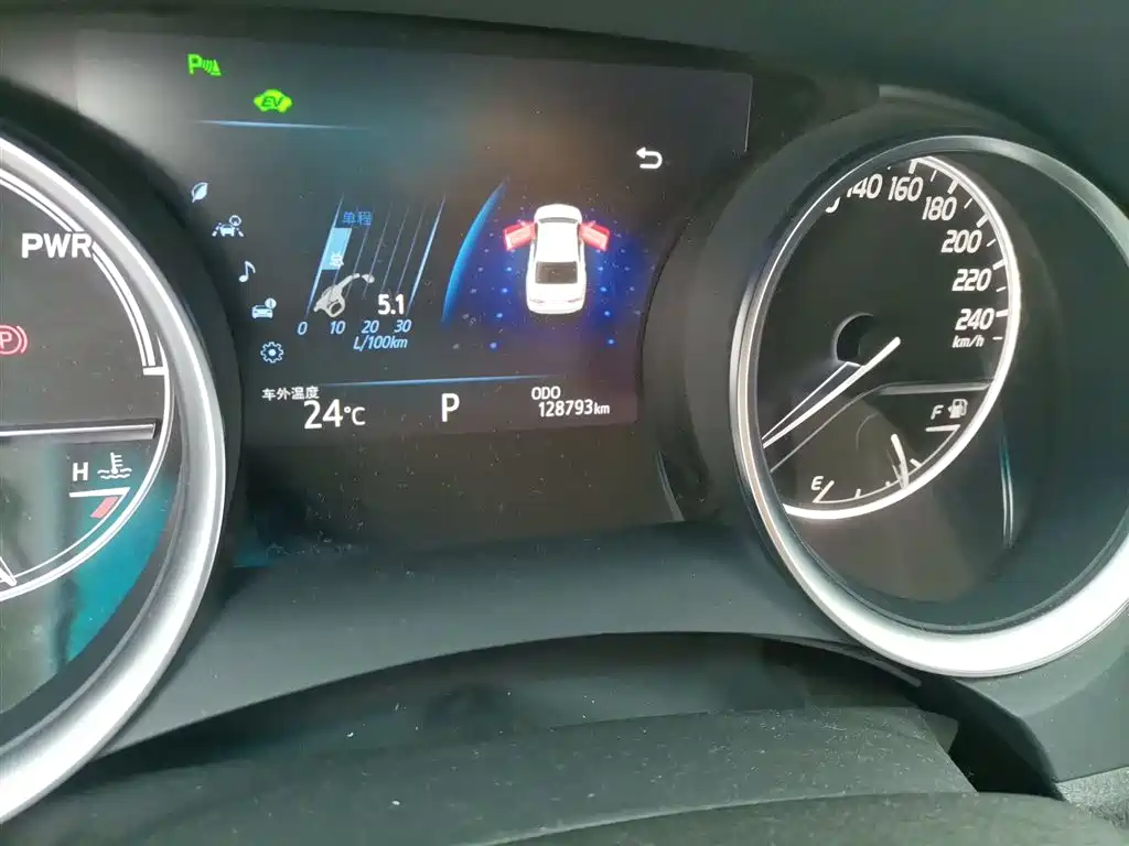 Toyota Camry 2018 Hybrid 2.5HG Luxury Edition фото 5