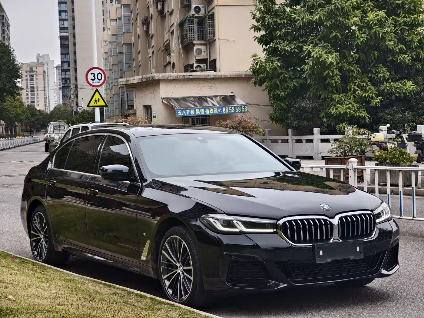 BMW 5 Series 2023 530Li Leading M Sport Package фото 3