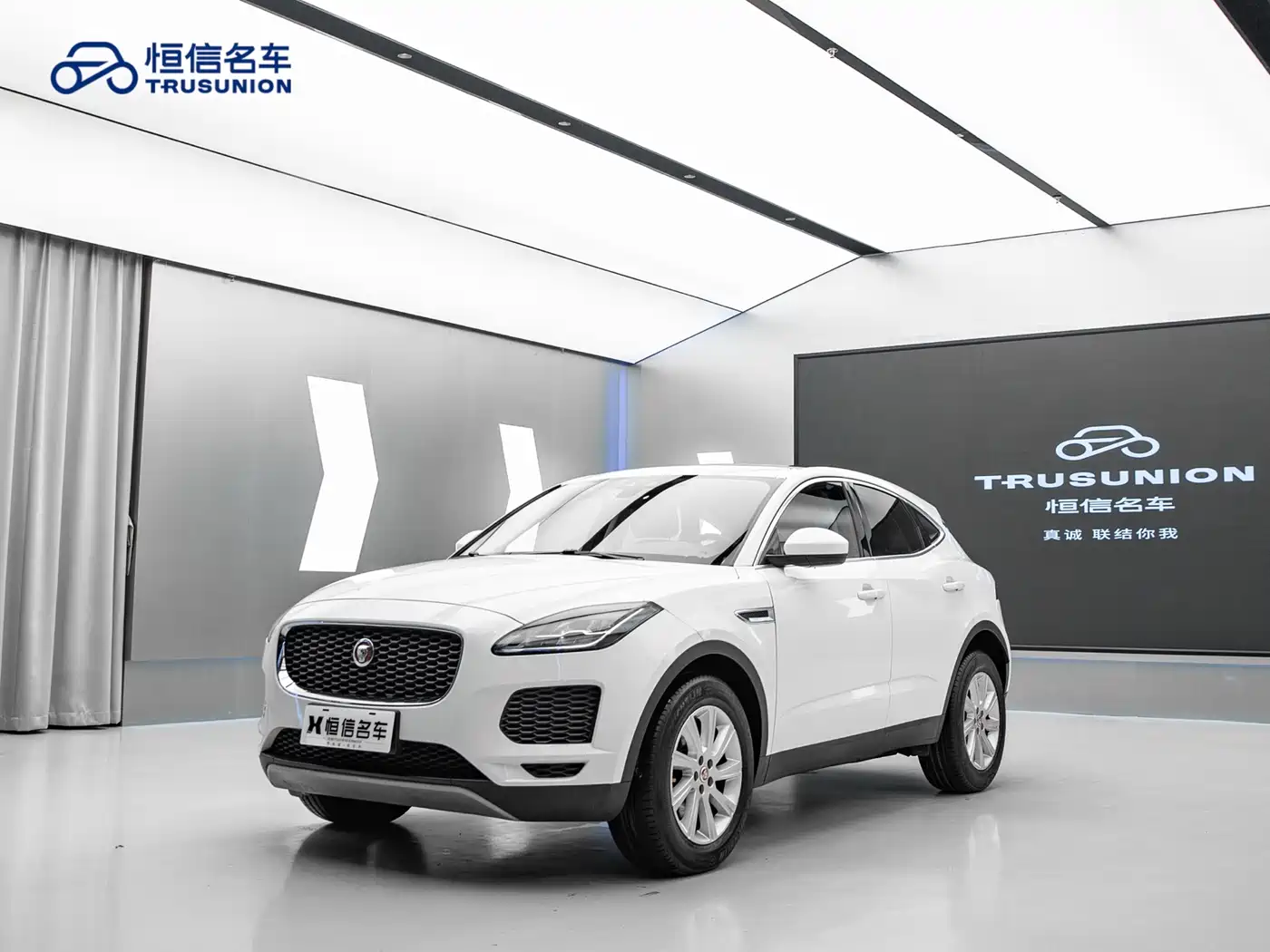 Фото 3 - Jaguar E-PACE