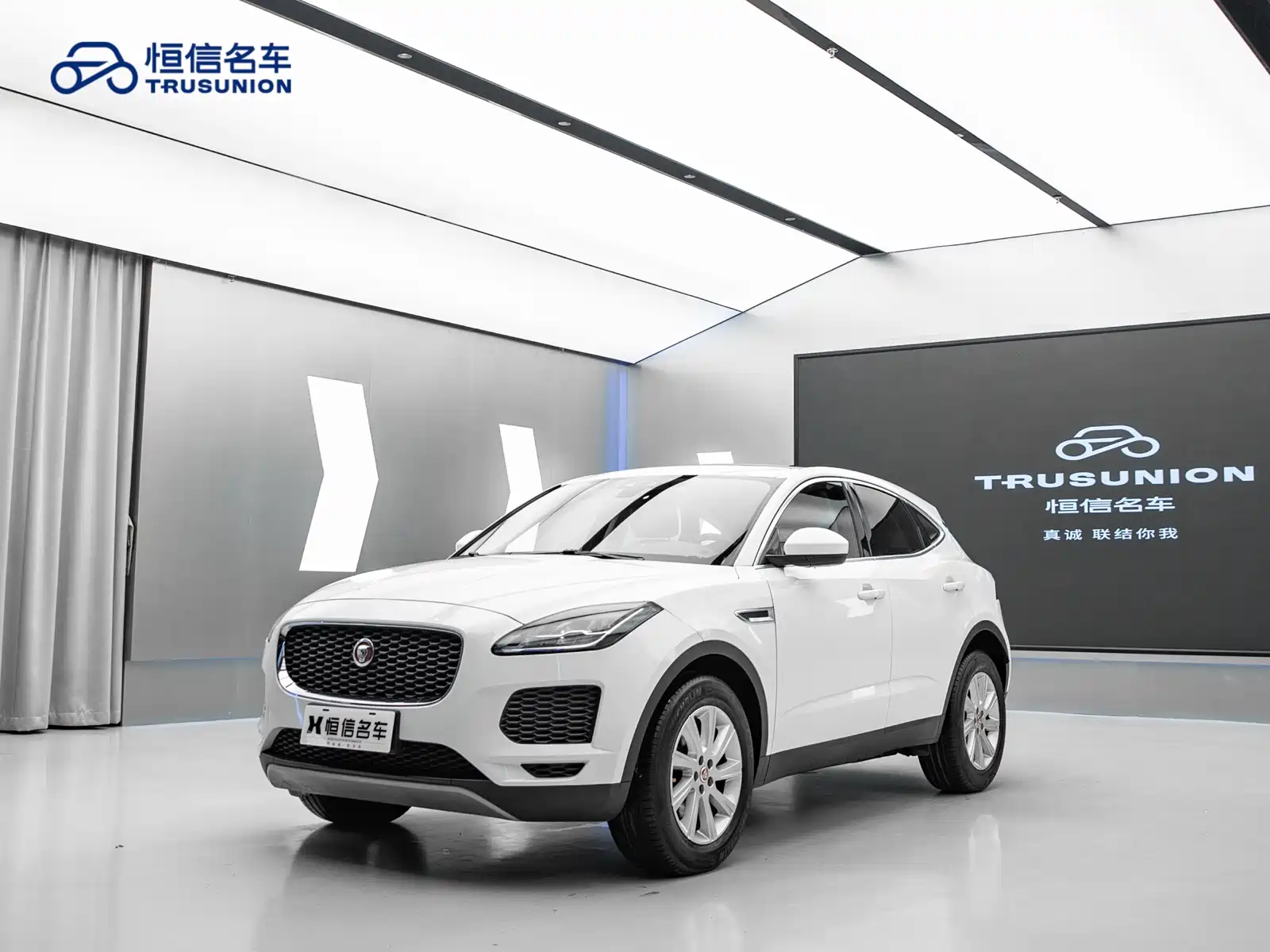 Фото 3 - Jaguar E-PACE