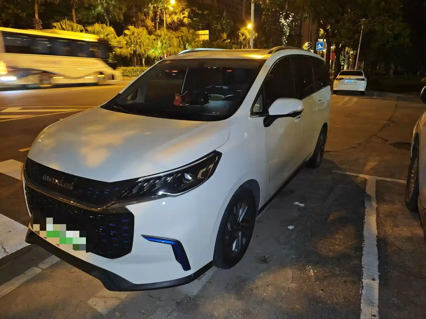 Maxus EUNIQ 5 2022 2020 1.3T PLUG IN Luxury Edition