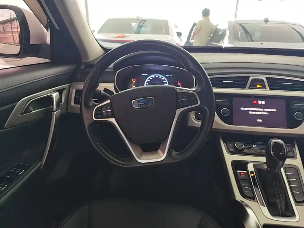 Фото 11 - Geely Atlas