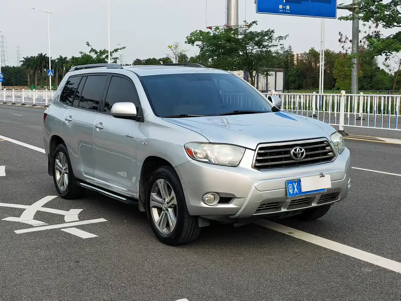 Toyota Highlander 2011 2.7L 2WD 7-seat Luxury фото 3