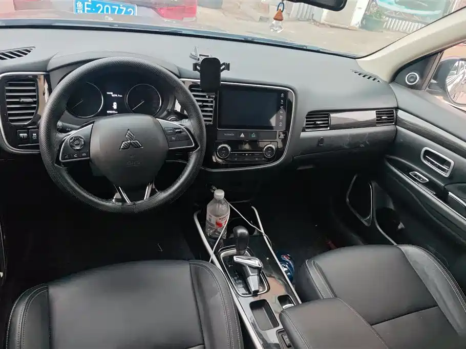 Mitsubishi Outlander 2020 2.0L 2WD Premium 5-seater фото 12