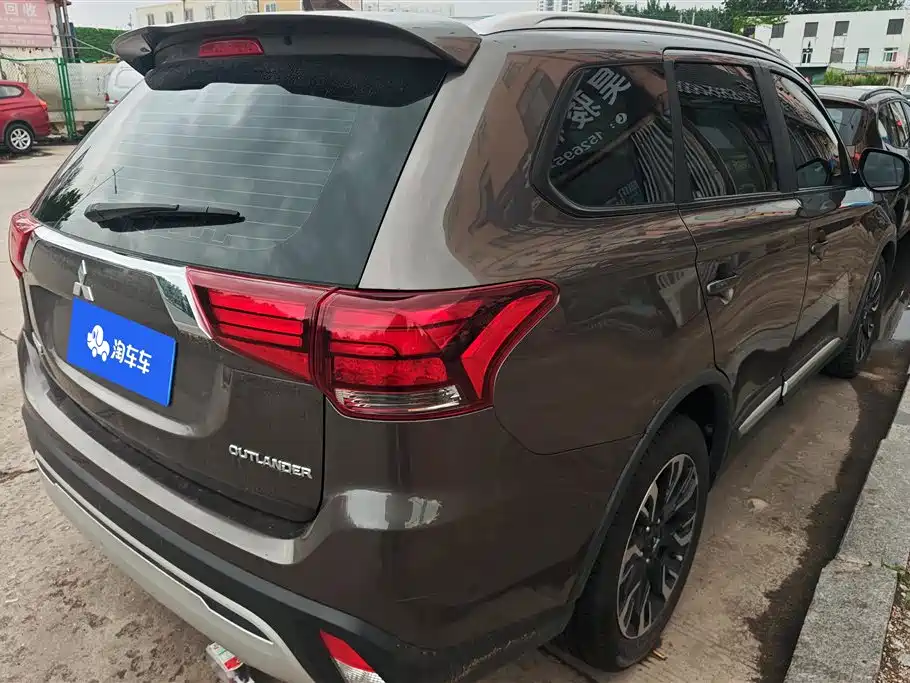 Mitsubishi Outlander 2020 2.0L 2WD Premium 5-seater фото 3