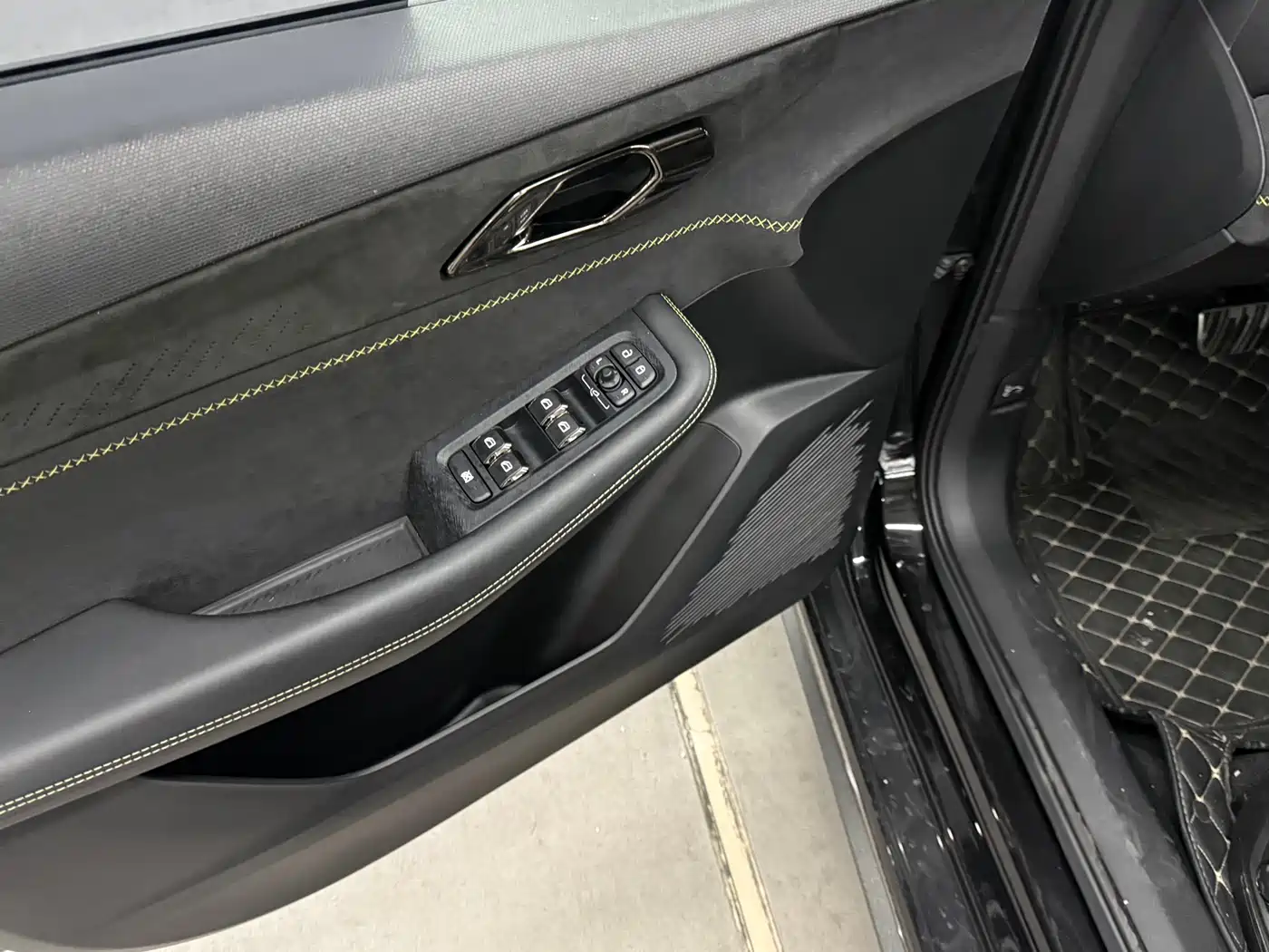 Lynk & Co 03 2023 03+ 2.0TD Automatic Performance Package фото 14