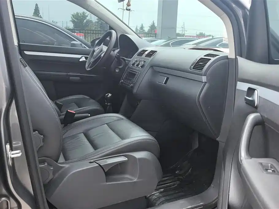 Volkswagen Touran 2015 1.4T Manual Comfort Edition 5-seater фото 8