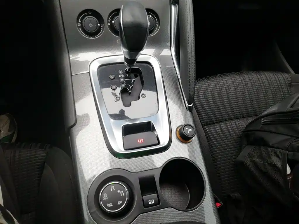 Peugeot 3008 2016 1.6THP Automatic Standard Edition фото 14