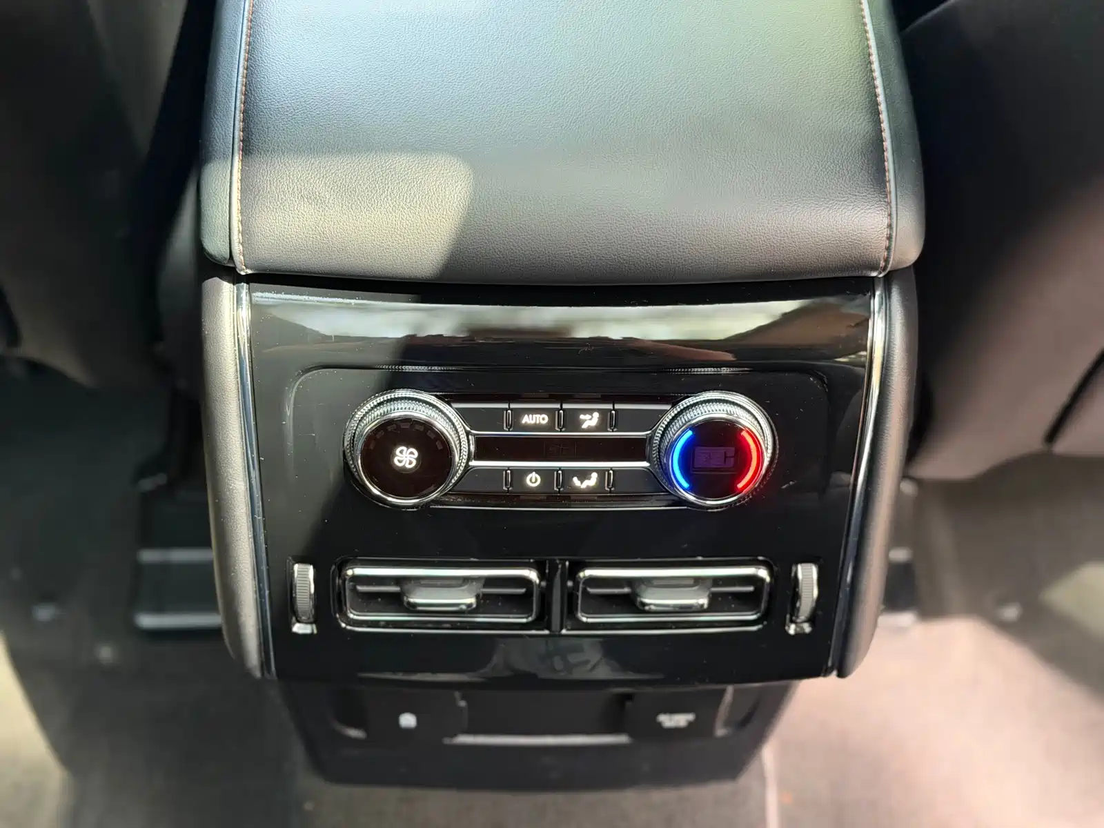 Фото 8 - Lincoln Aviator