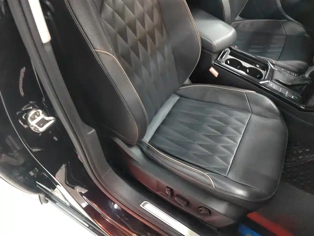 Volkswagen Passat 2019 330TSI Luxury Edition China VI фото 25