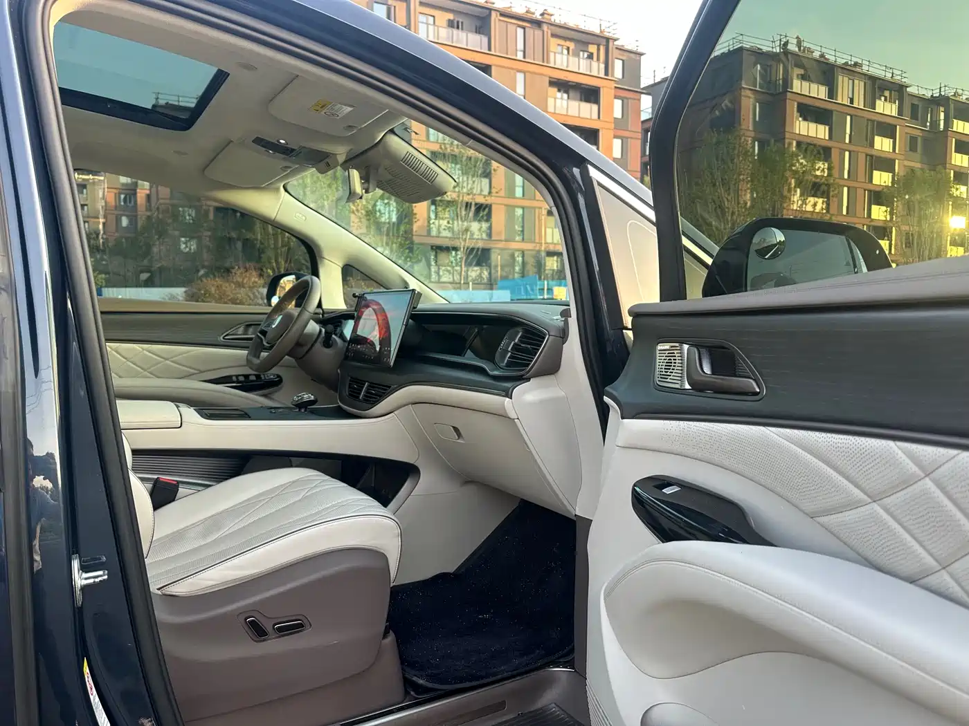 Denza D9 2022 DM-i 970 AWD Flagship фото 4