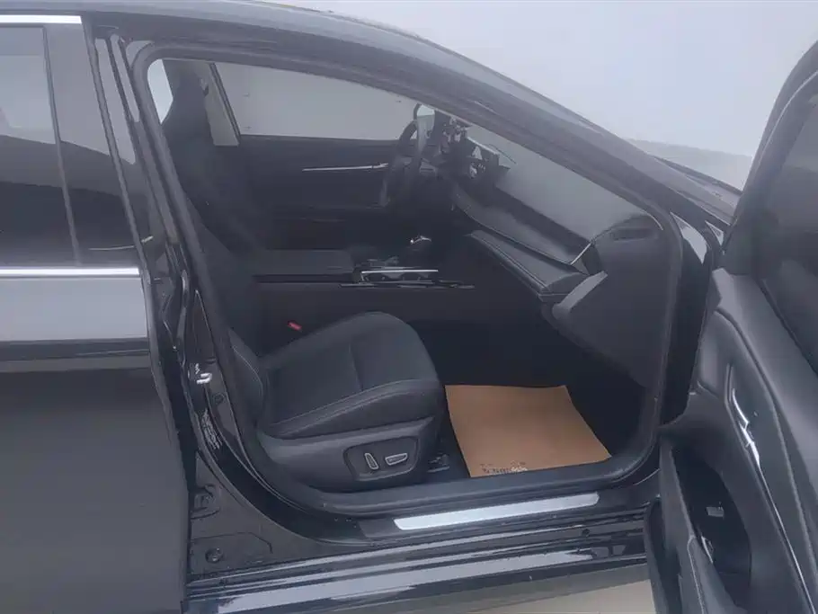 Toyota Camry 2026 Hybrid 2.0HSE Sport Lite Edition фото 8