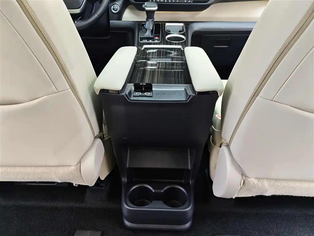 TOYOTA SIENNA