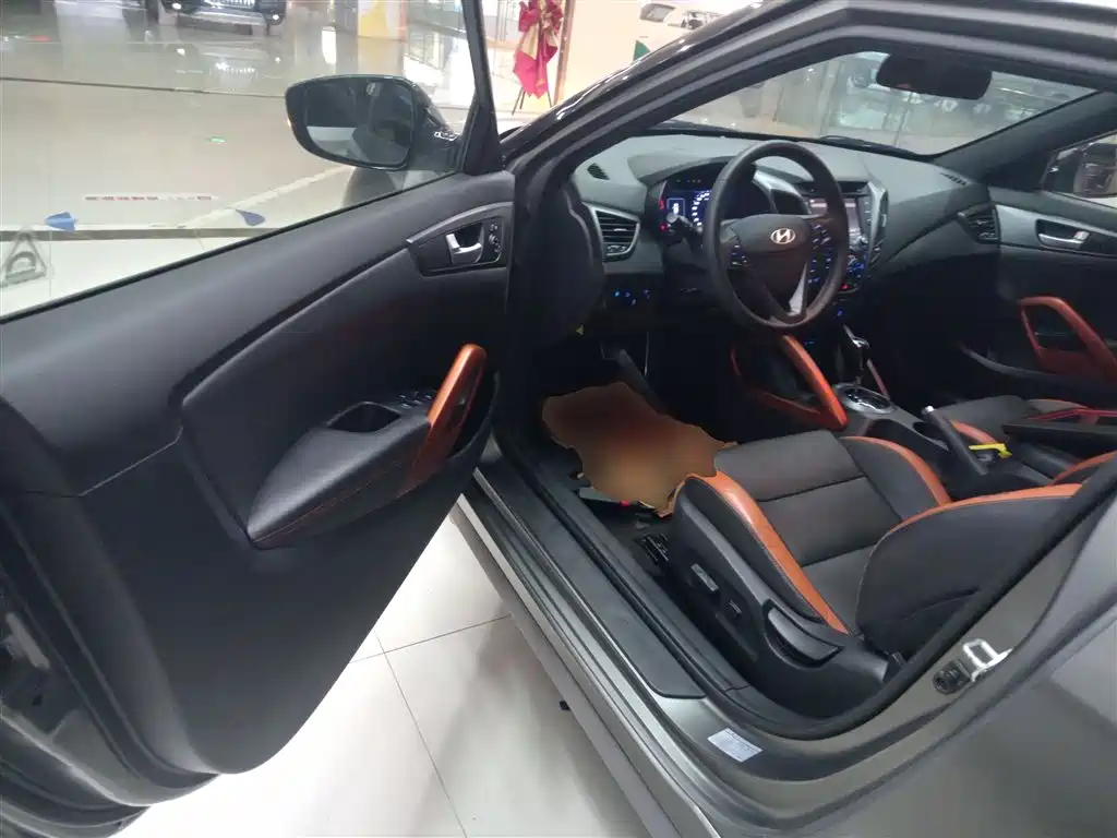 Hyundai Veloster 2015 1.6T Automatic Luxury Edition фото 16