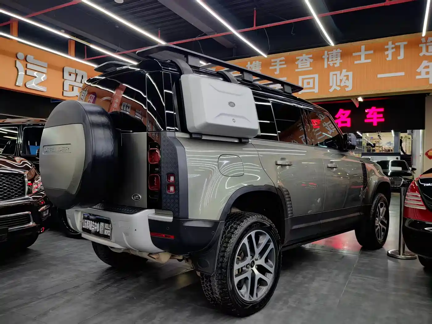 Land Rover Defender 2021 110 P400 Dark Special Edition фото 20