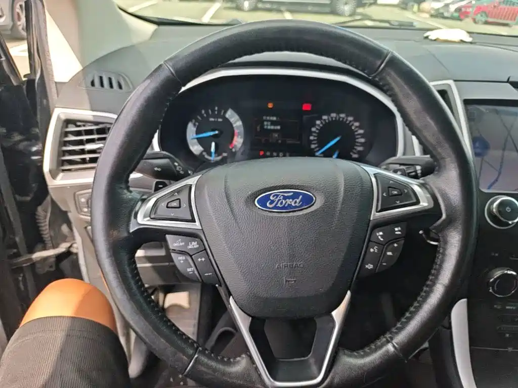 Фото 11 - Ford Edge